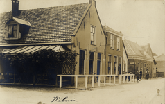 15301 Gezicht in de Dorpsstraat met bebouwing te Wilnis uit het oosten; met links de linker- en voorgevel van het café ...